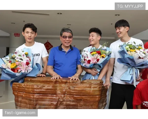 颜骏凌这生活真有戏，训练场外的花钱速度比进球还猛！